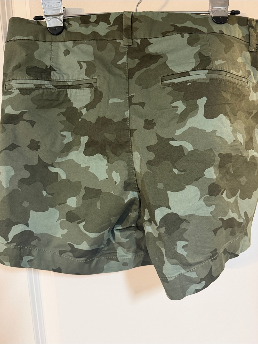Old Navy Green Camo Women's Bermuda Shorts - Picture 4 of 6